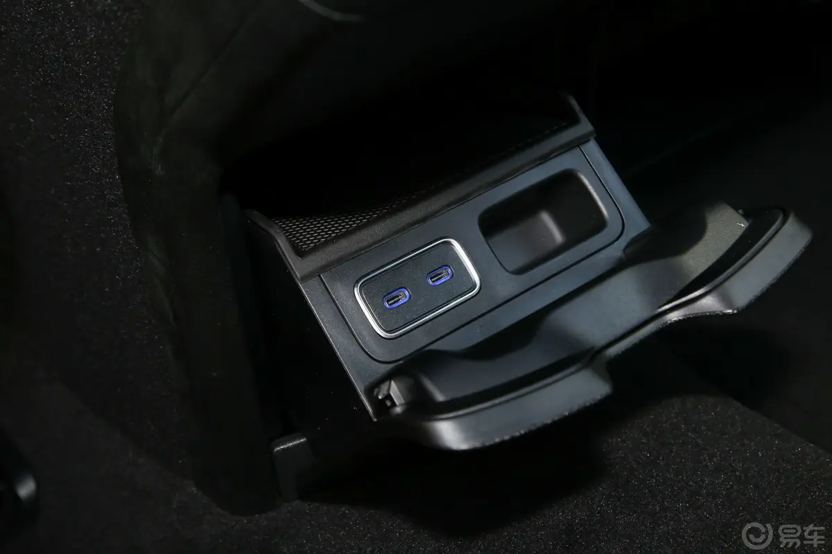 奔驰GLEGLE 450 4MATIC 动感型特别版后排(第二排)充电口