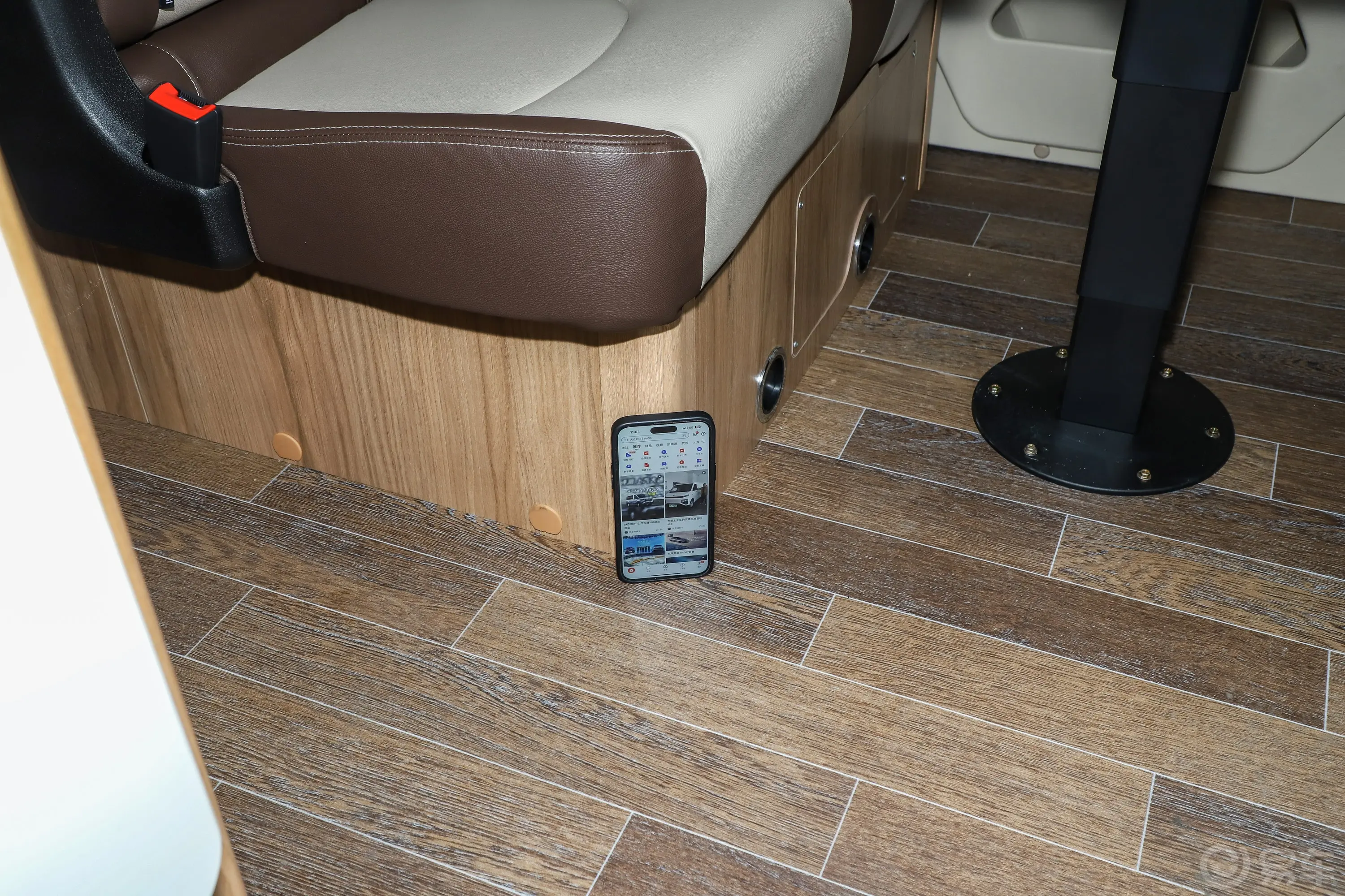 上汽大通MAXUS V90房车旅行家经典版 2.0T 横床后排地板中间位置