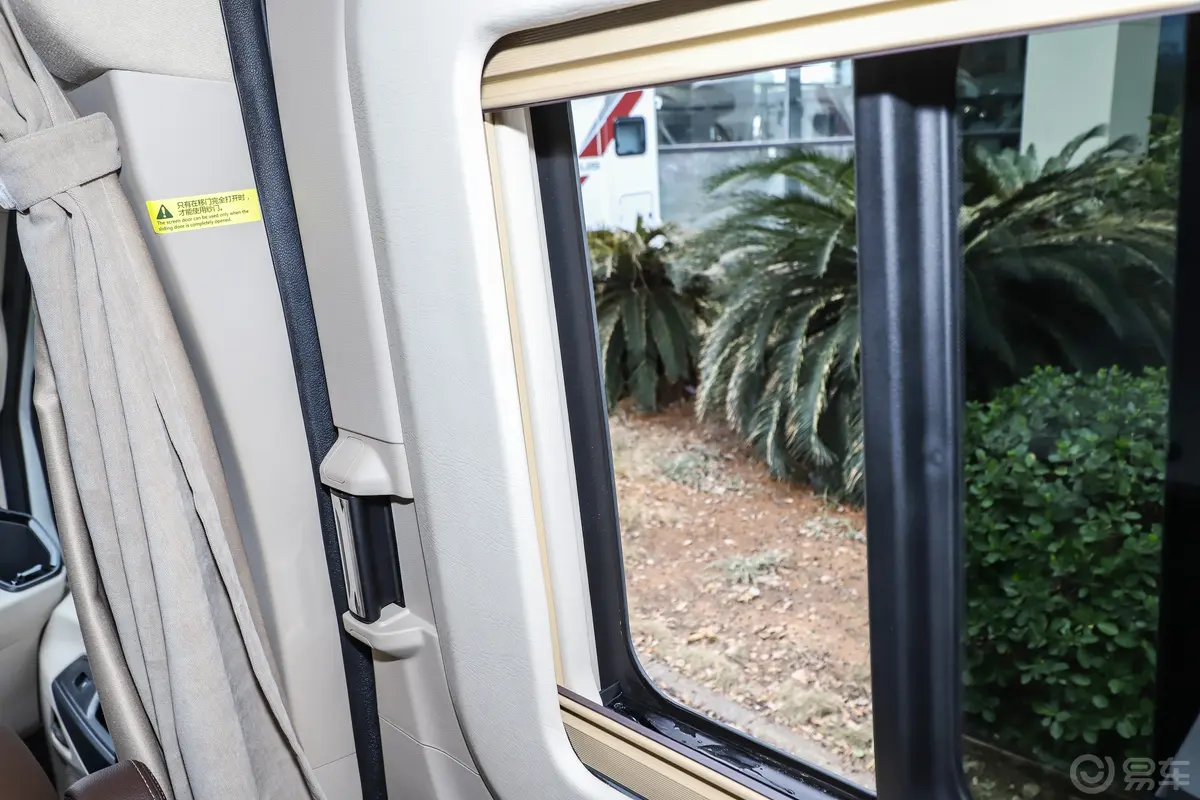 上汽大通MAXUS V90房车旅行家经典版 2.0T 横床后排玻璃材质特写