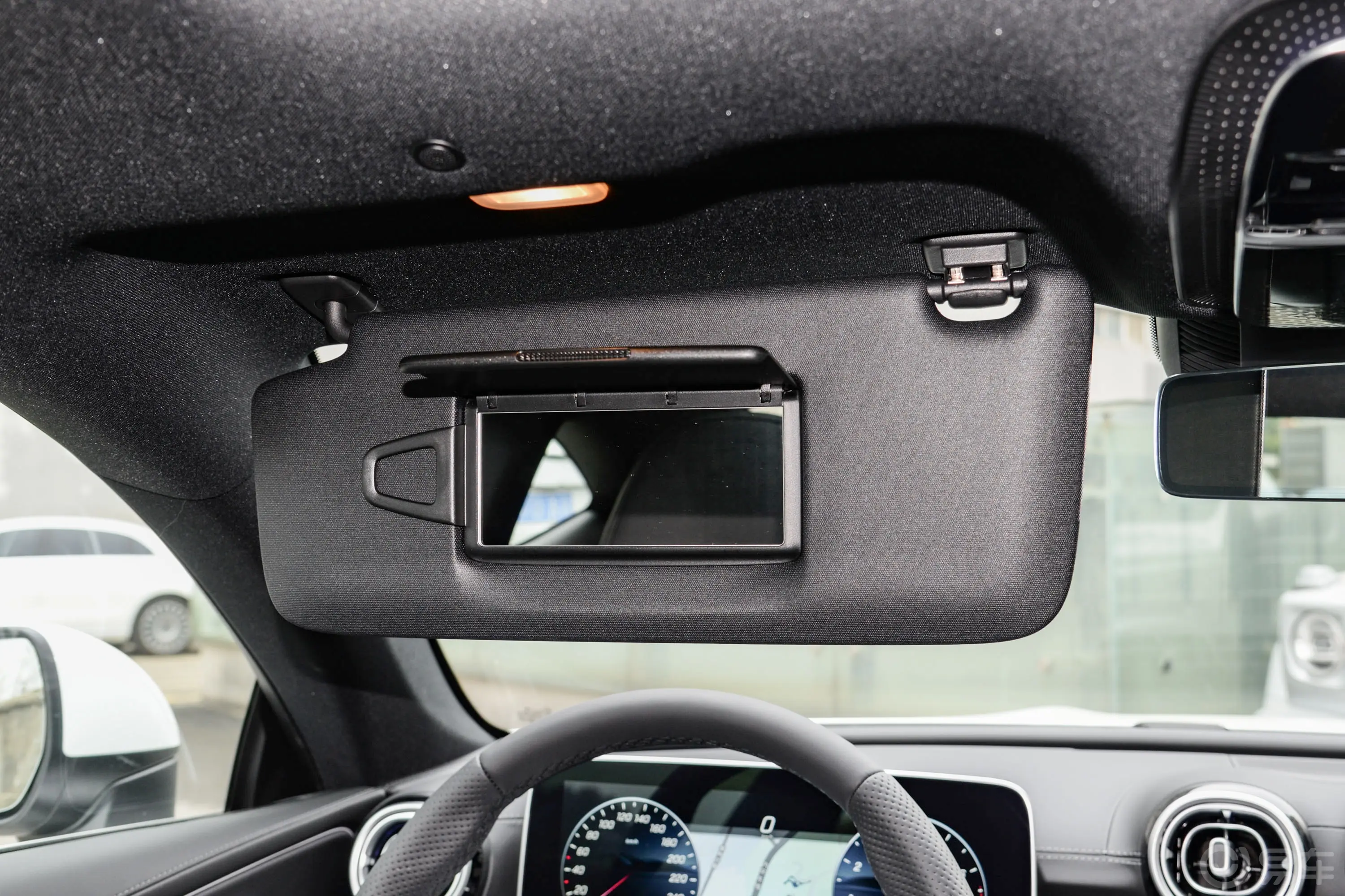奔驰CLECLE 300 4MATIC 动感型轿跑车驾驶位遮阳板