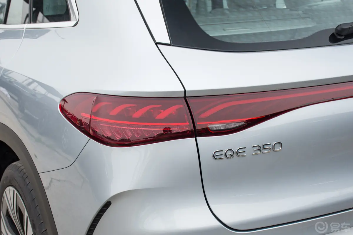 奔驰EQE SUV350 4MATIC 豪华版尾灯侧45度俯拍