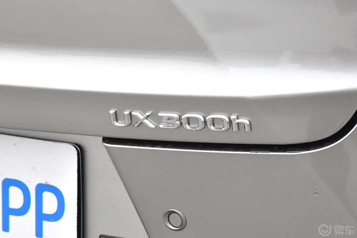 雷克萨斯UX300h 探趣版外观细节
