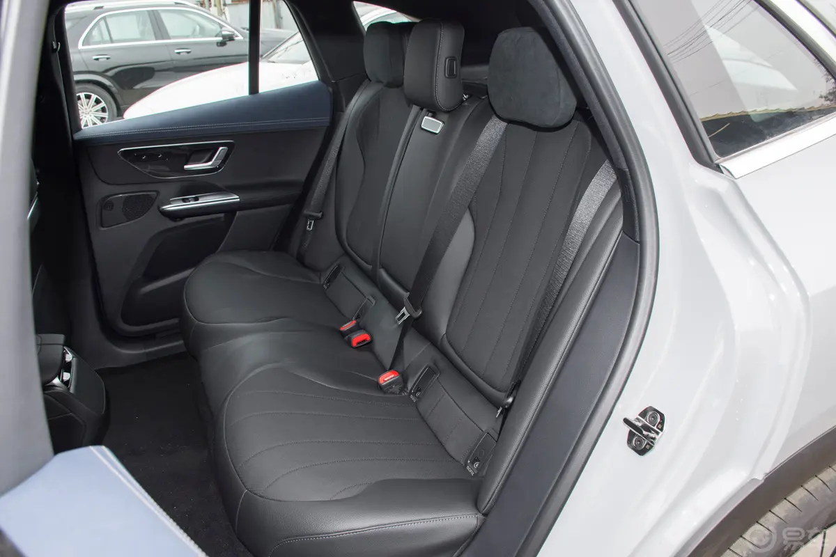 奔驰EQE SUV350 4MATIC 豪华版后排座椅