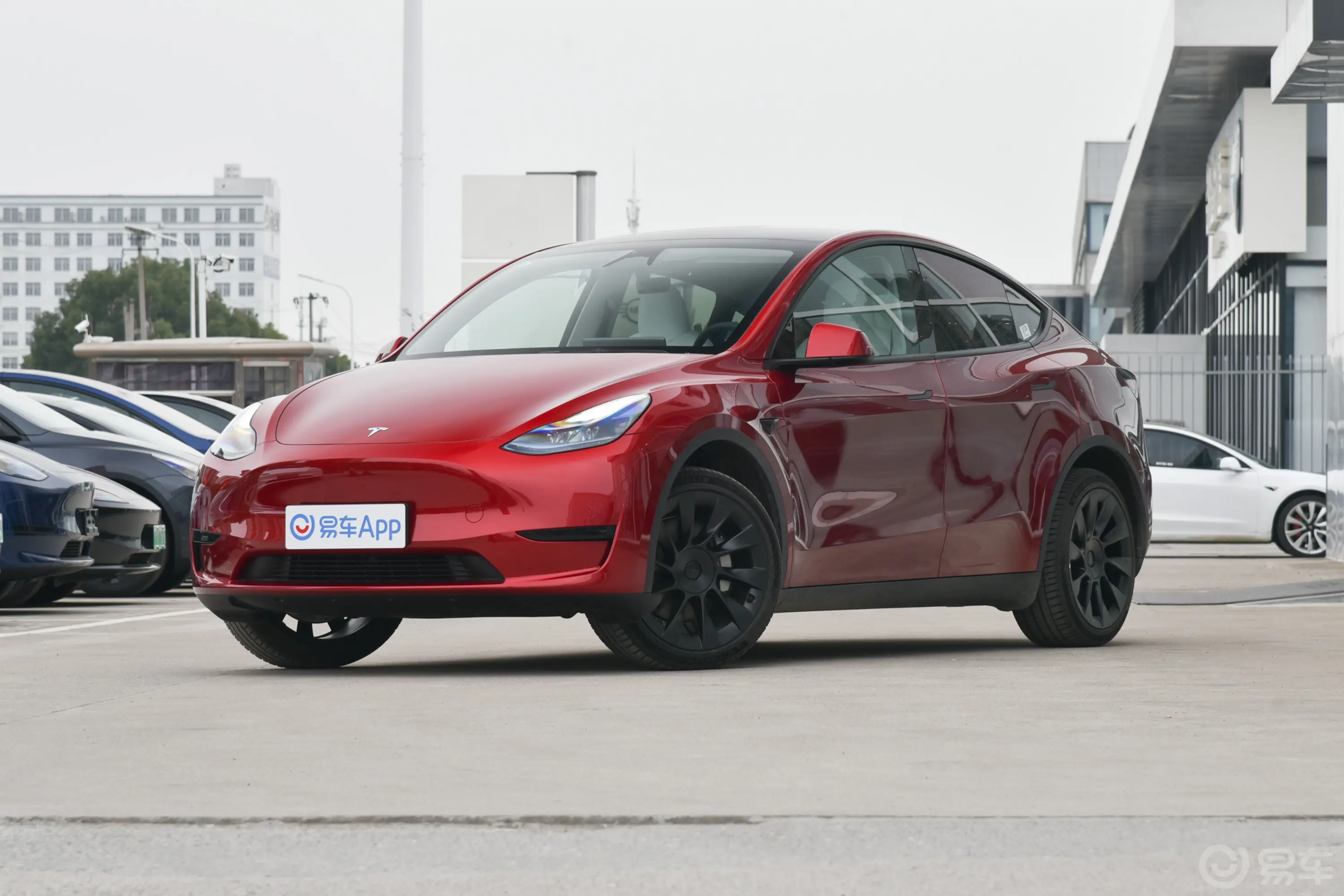 Model Y554km 后轮驱动版侧前45度车头向左水平