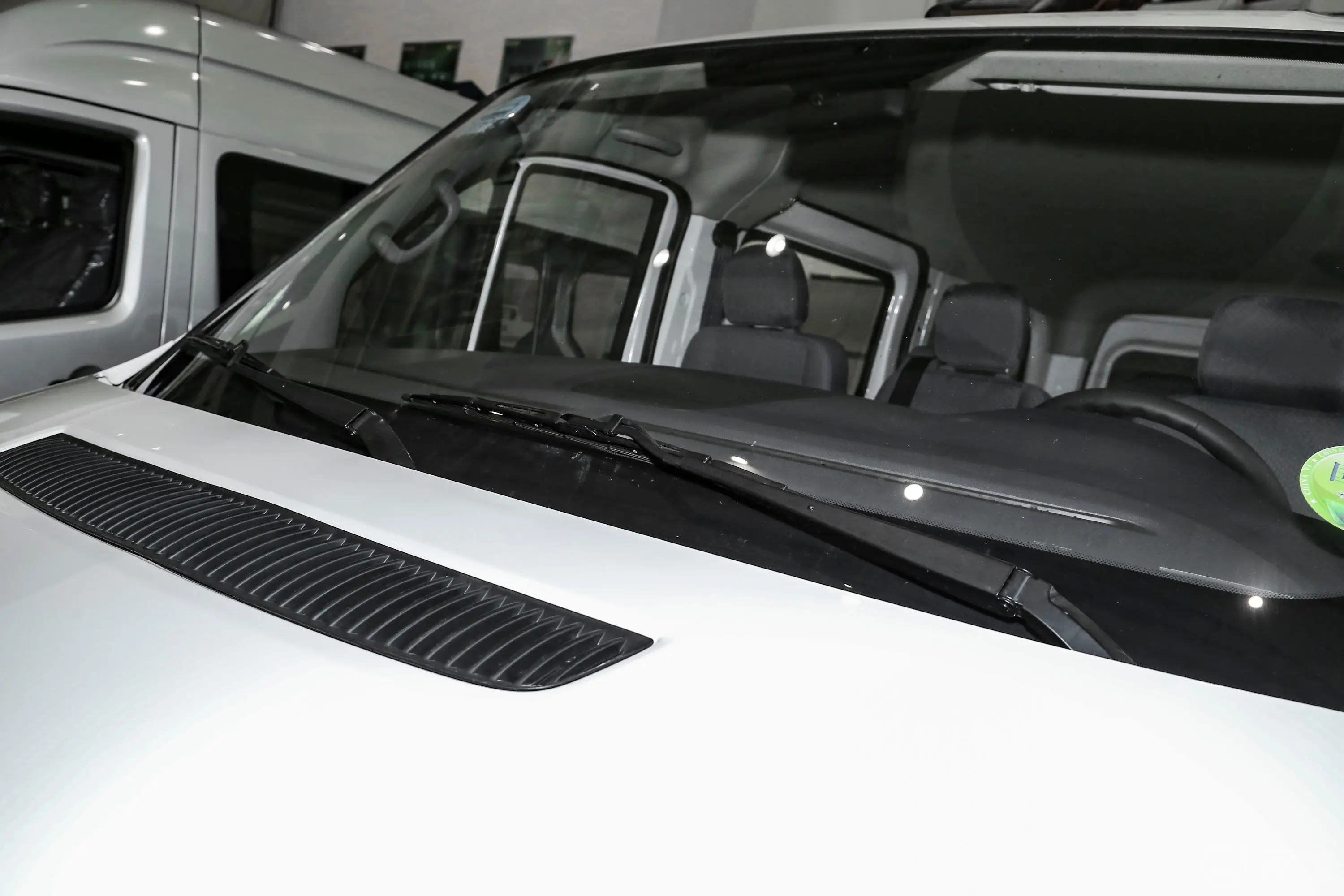 图雅诺都市版多功能 2.0T 自动短轴低顶后单胎149Ps 5座雨刷器