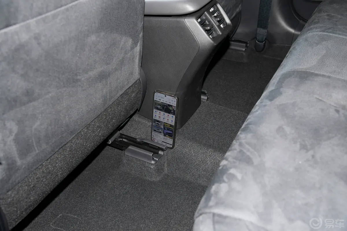 雷克萨斯UX300h 探寻版后排地板中间位置