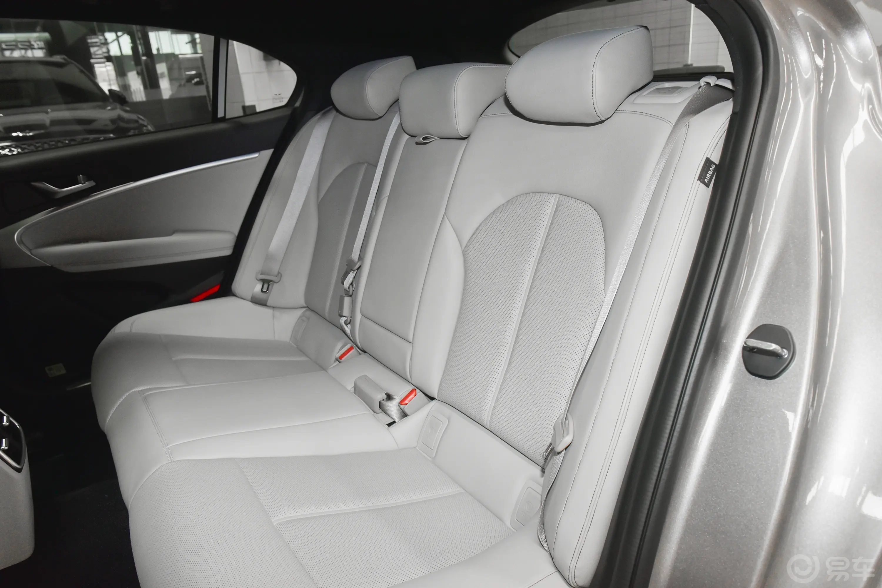 捷尼赛思G70猎型版 2.0T 四驱豪华版后备箱内座椅放倒按钮