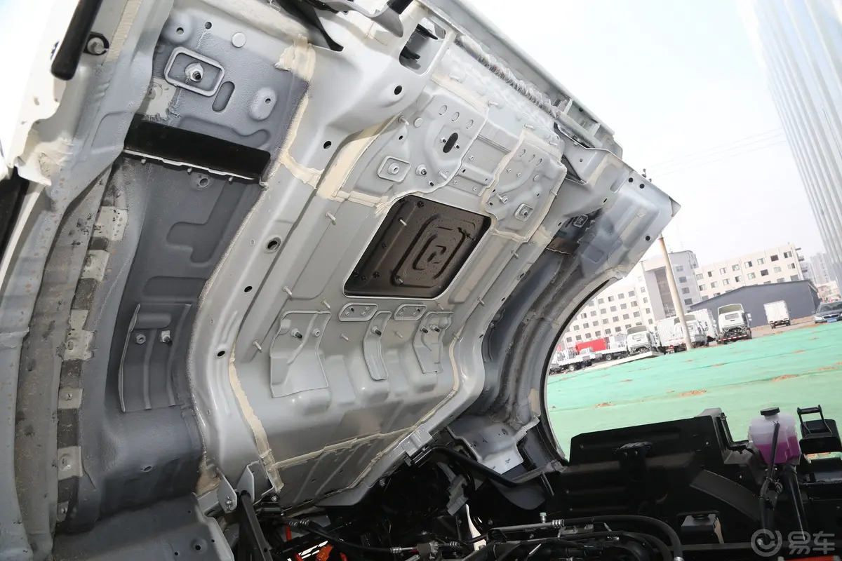 比亚迪T5EV 厢式车标准版发动机舱盖内侧