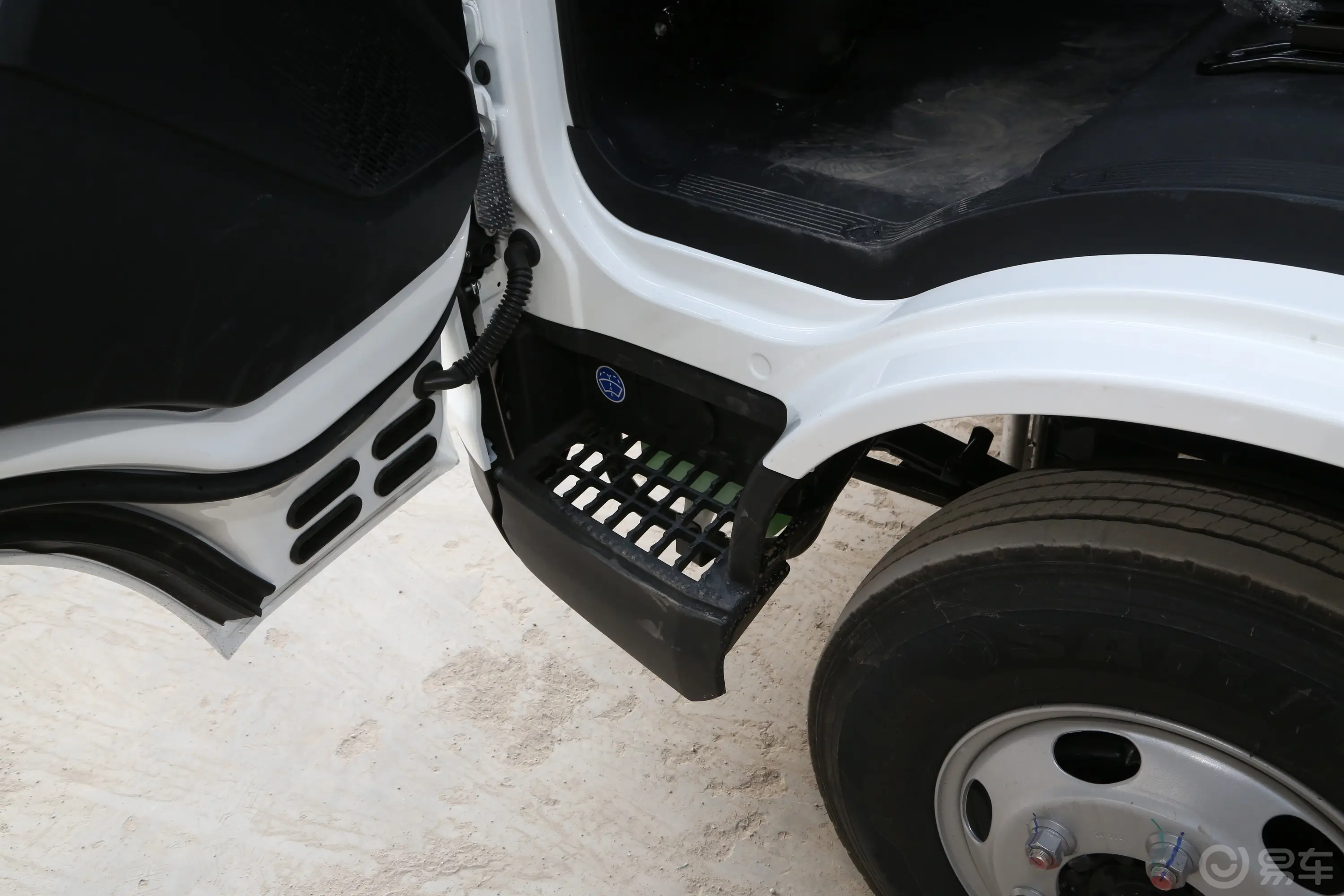 比亚迪T5EV 厢式车标准版前排迎宾踏板