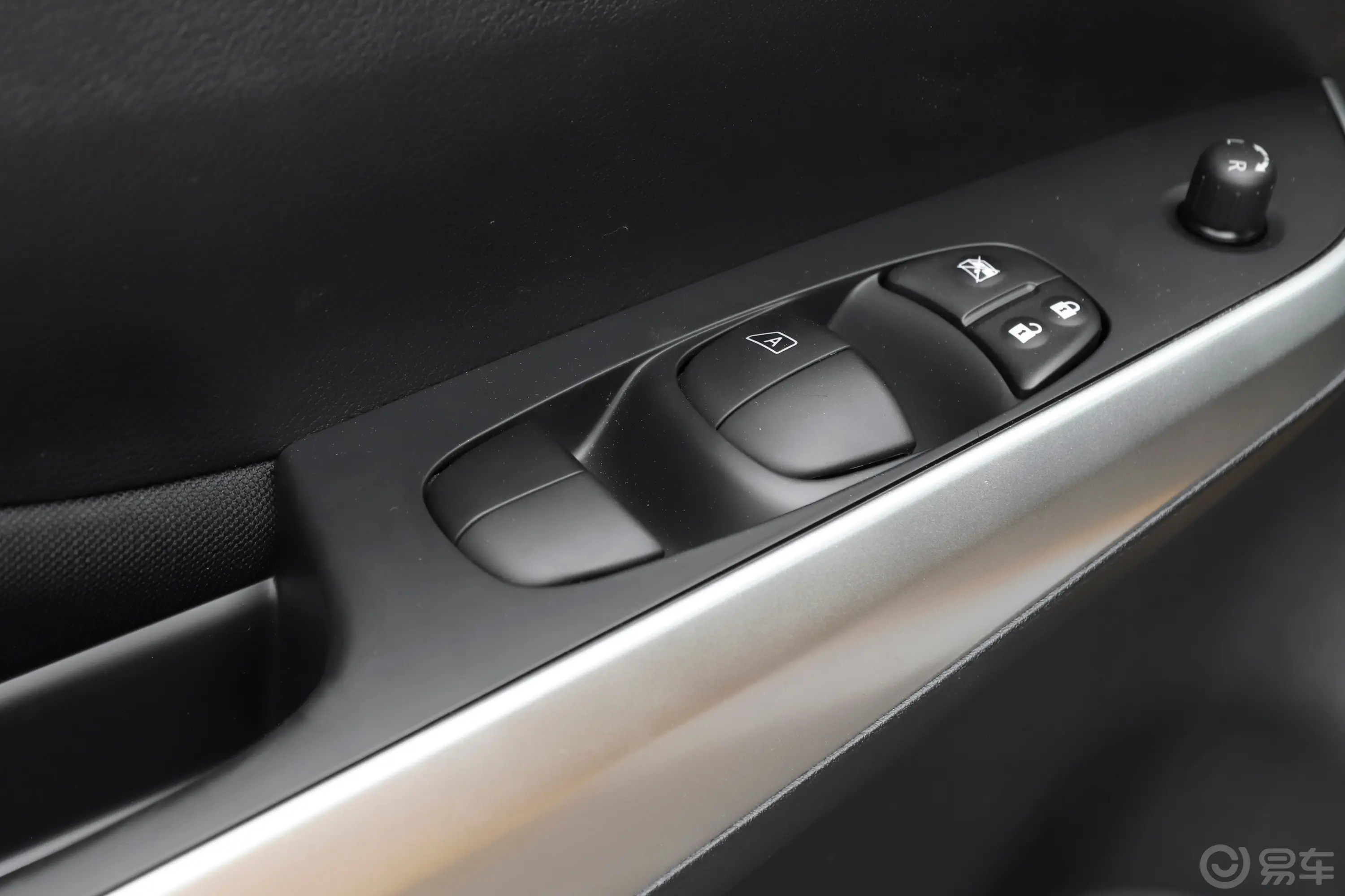 纳瓦拉改款 2.5L 手动四驱舒适型车窗调节整体