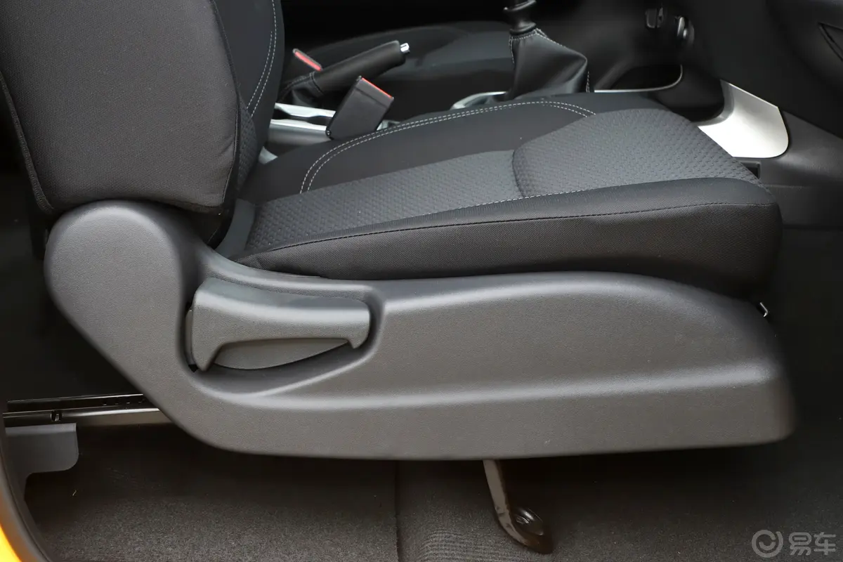 纳瓦拉改款 2.5L 手动四驱舒适型副驾座椅调节