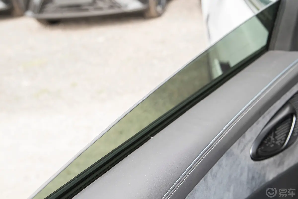 海豹EV 荣耀版 550km 后驱尊贵型后排玻璃材质特写