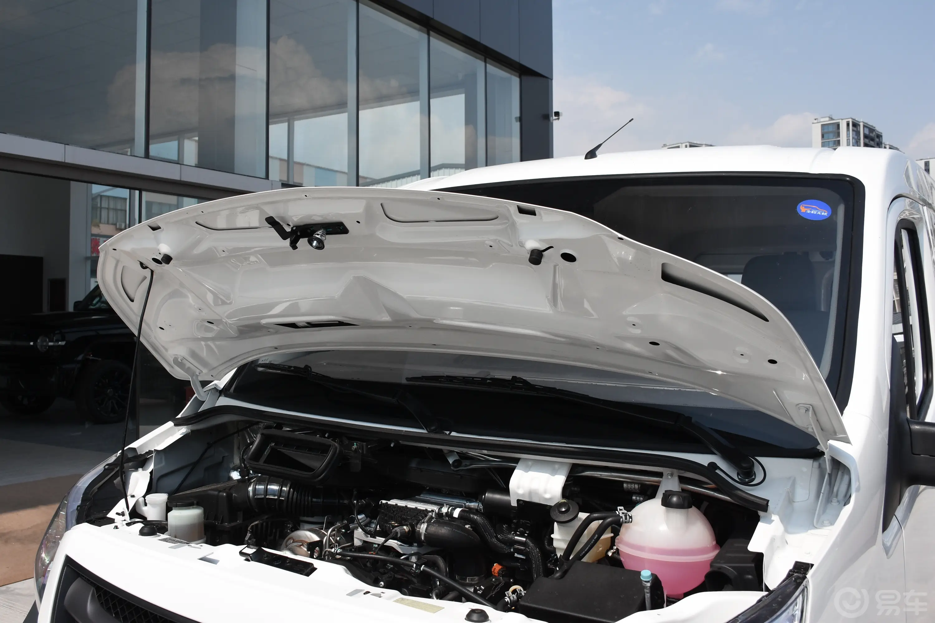 图雅诺都市版多功能 2.0T 手动短轴低顶后单胎149Ps 5/6/9座发动机舱盖内侧
