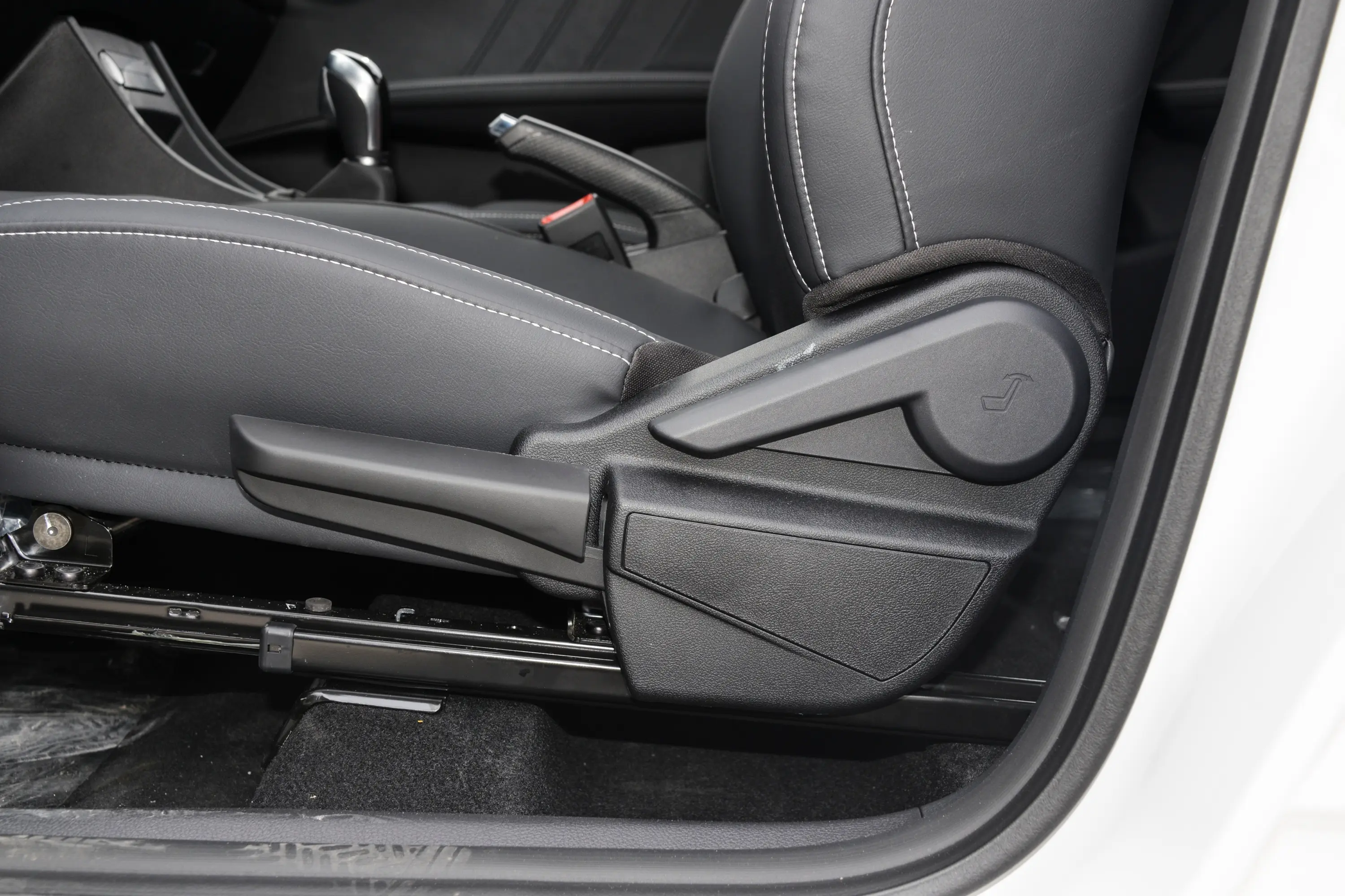 比亚迪e3低配版主驾座椅调节