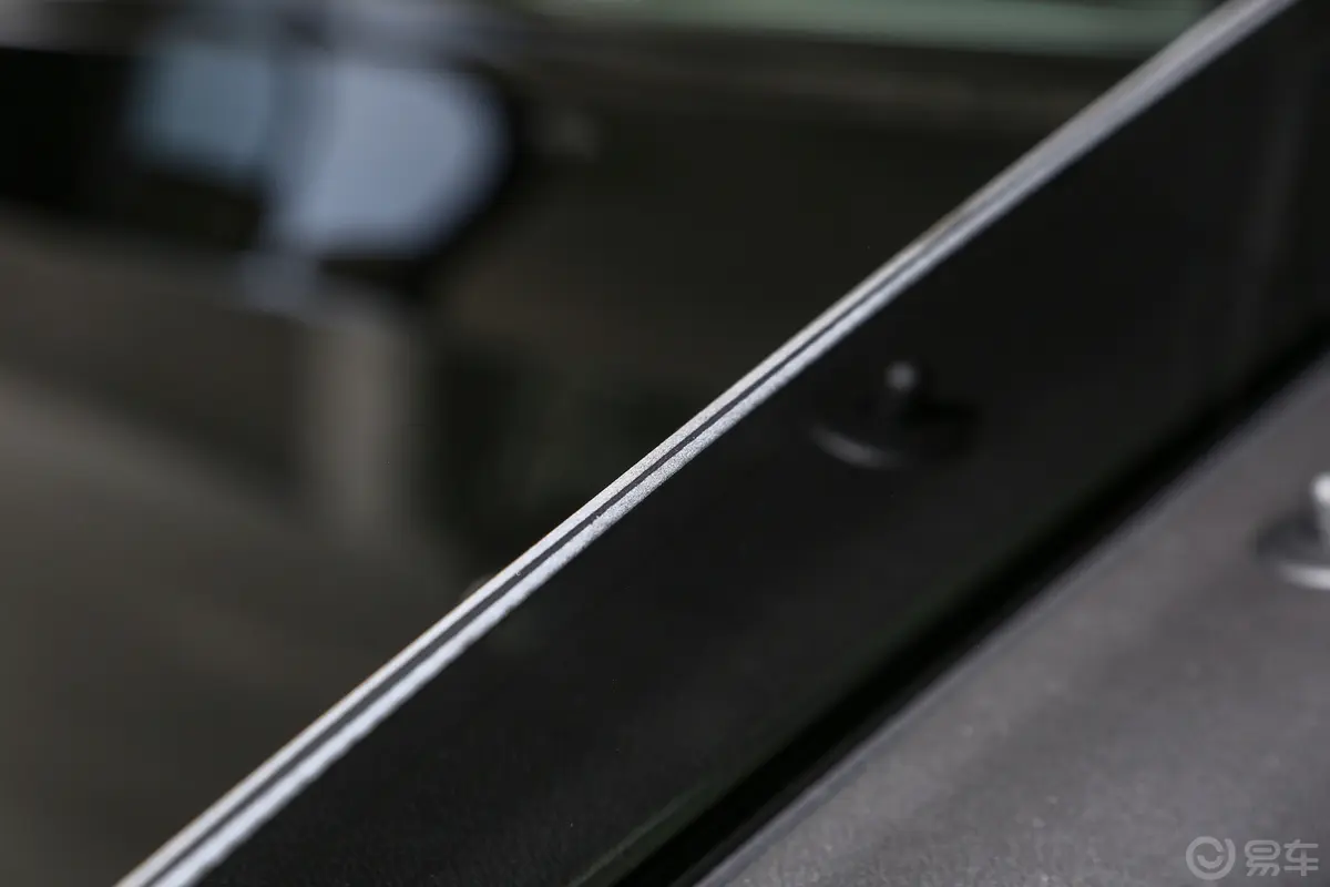 昂科威昂科威S 28T 两驱炫黑尊尚版后排玻璃材质特写