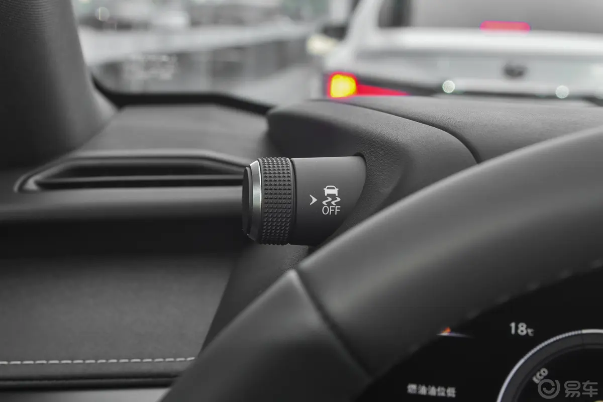 雷克萨斯UX300h 探酷版主驾驶位