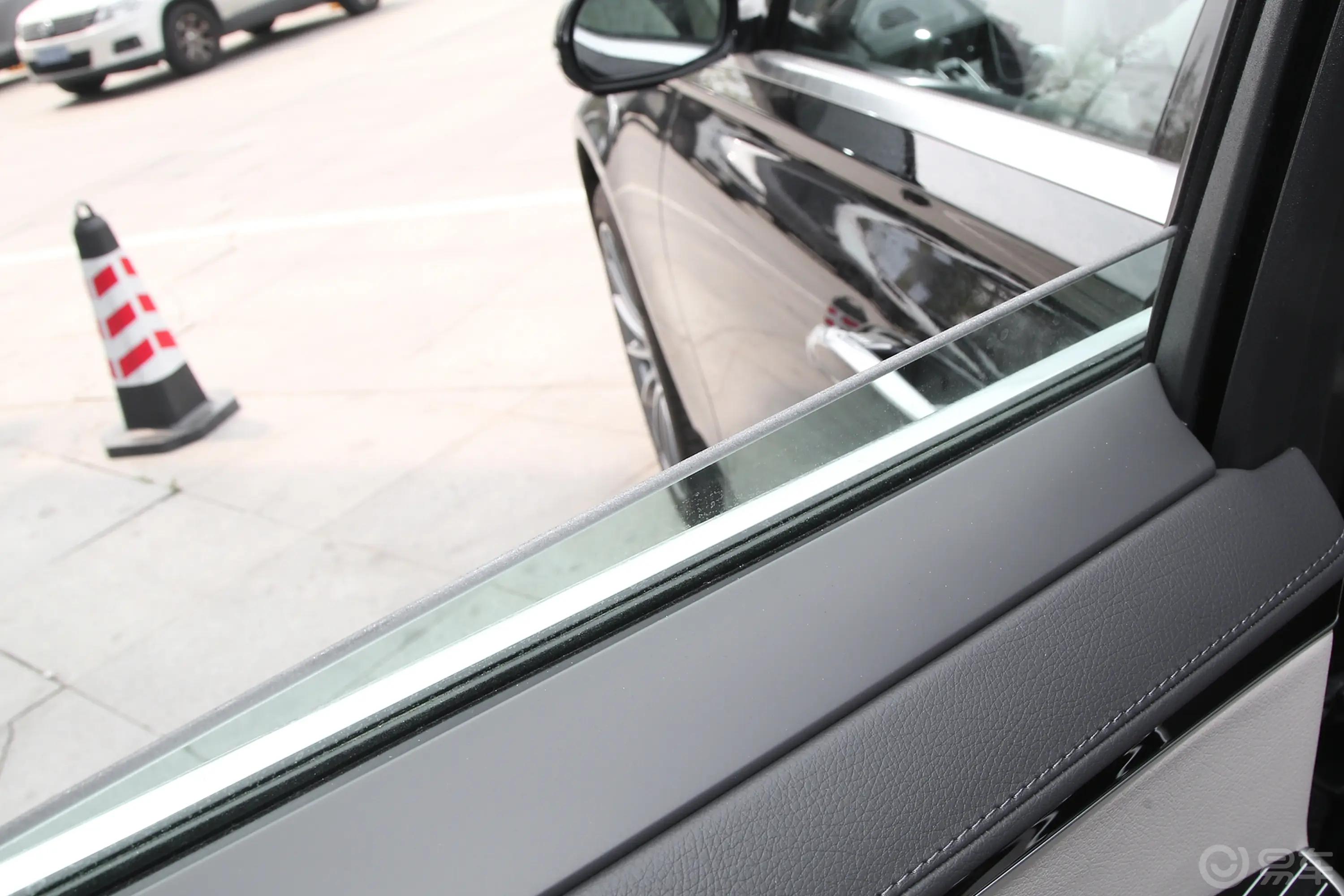 奔驰S级改款 S 450 L 4MATIC后排玻璃材质特写