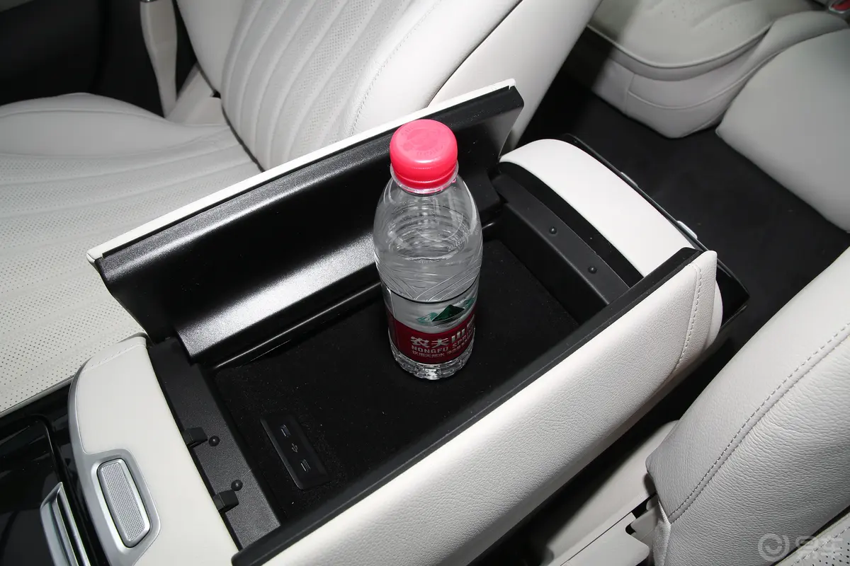 奔驰S级改款 S 450 L 4MATIC前排扶手箱储物格