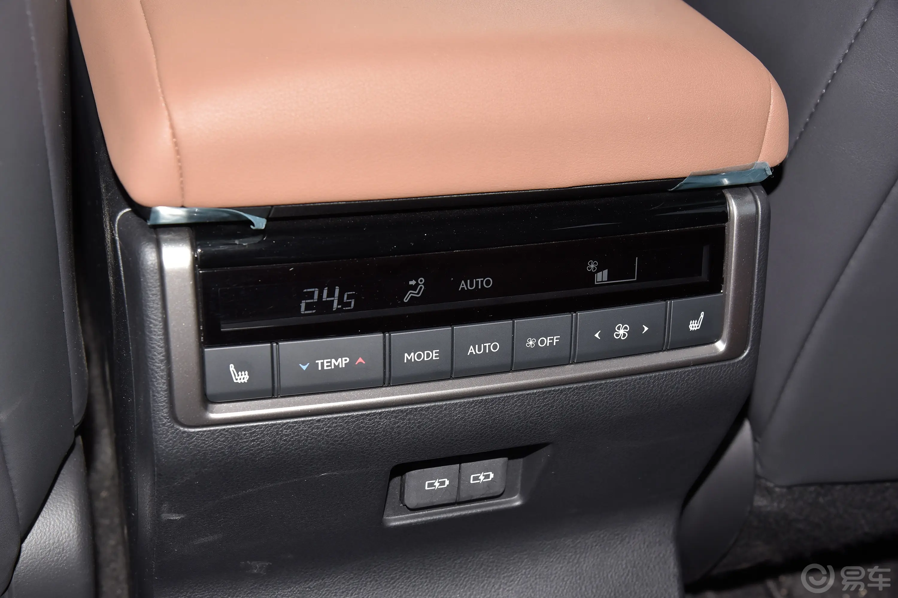 雷克萨斯GX550h 先峰版 6座后排空调控制键
