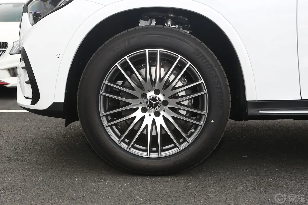 奔驰GLCGLC 300 L 4MATIC 动感型 7座前轮毂造型