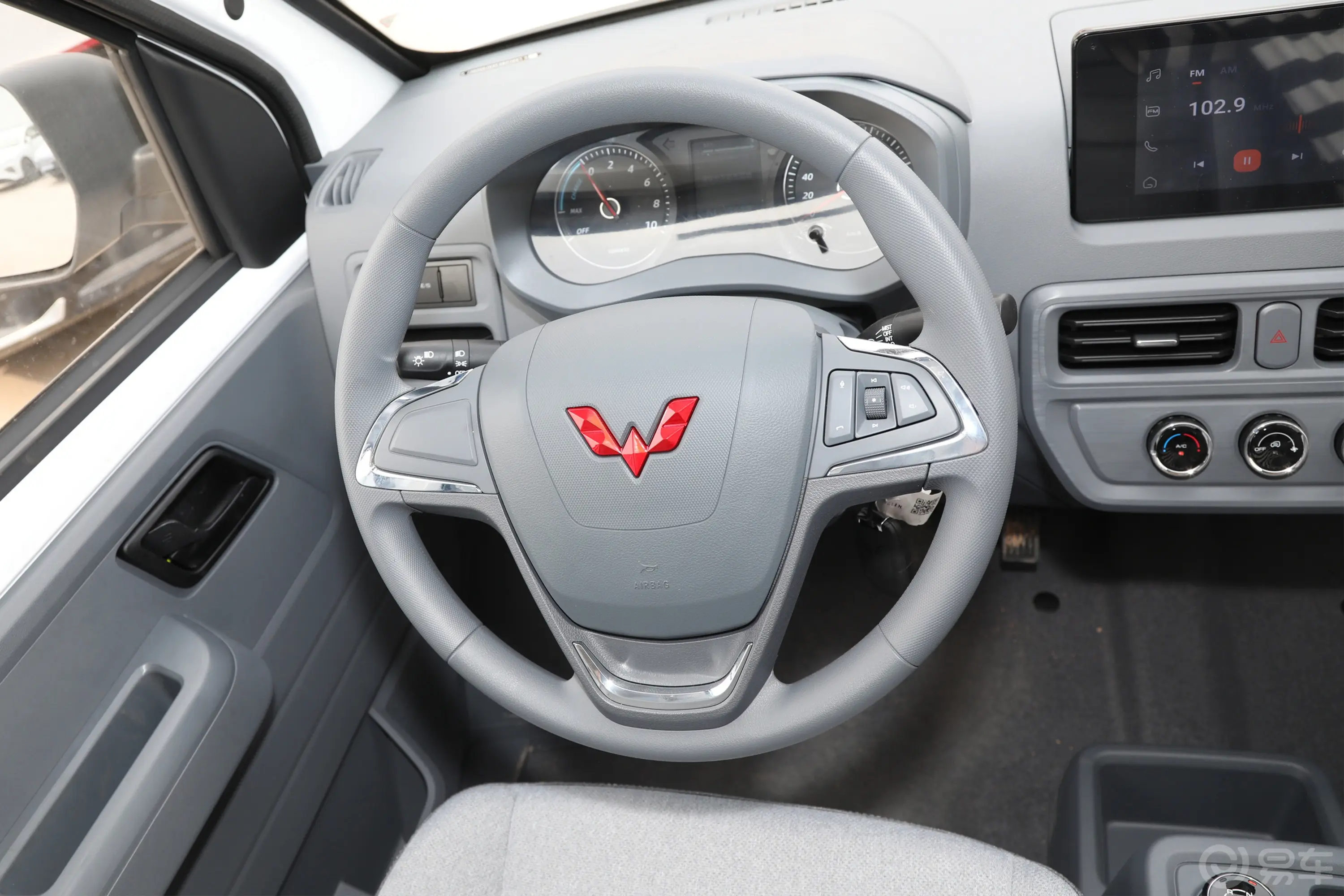 五菱扬光EV300km 舒适型封窗版 2座方向盘