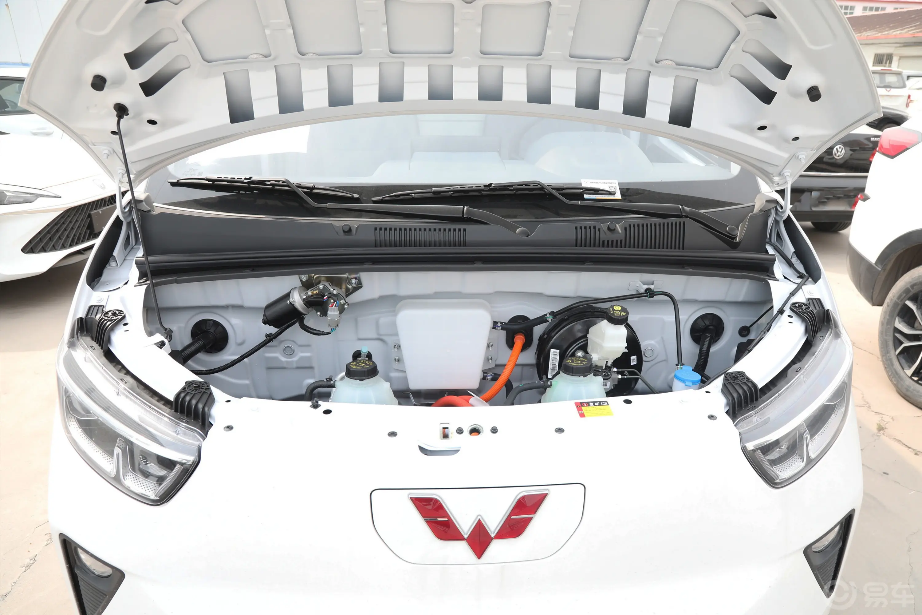 五菱扬光EV300km 舒适型封窗版 2座发动机舱整体