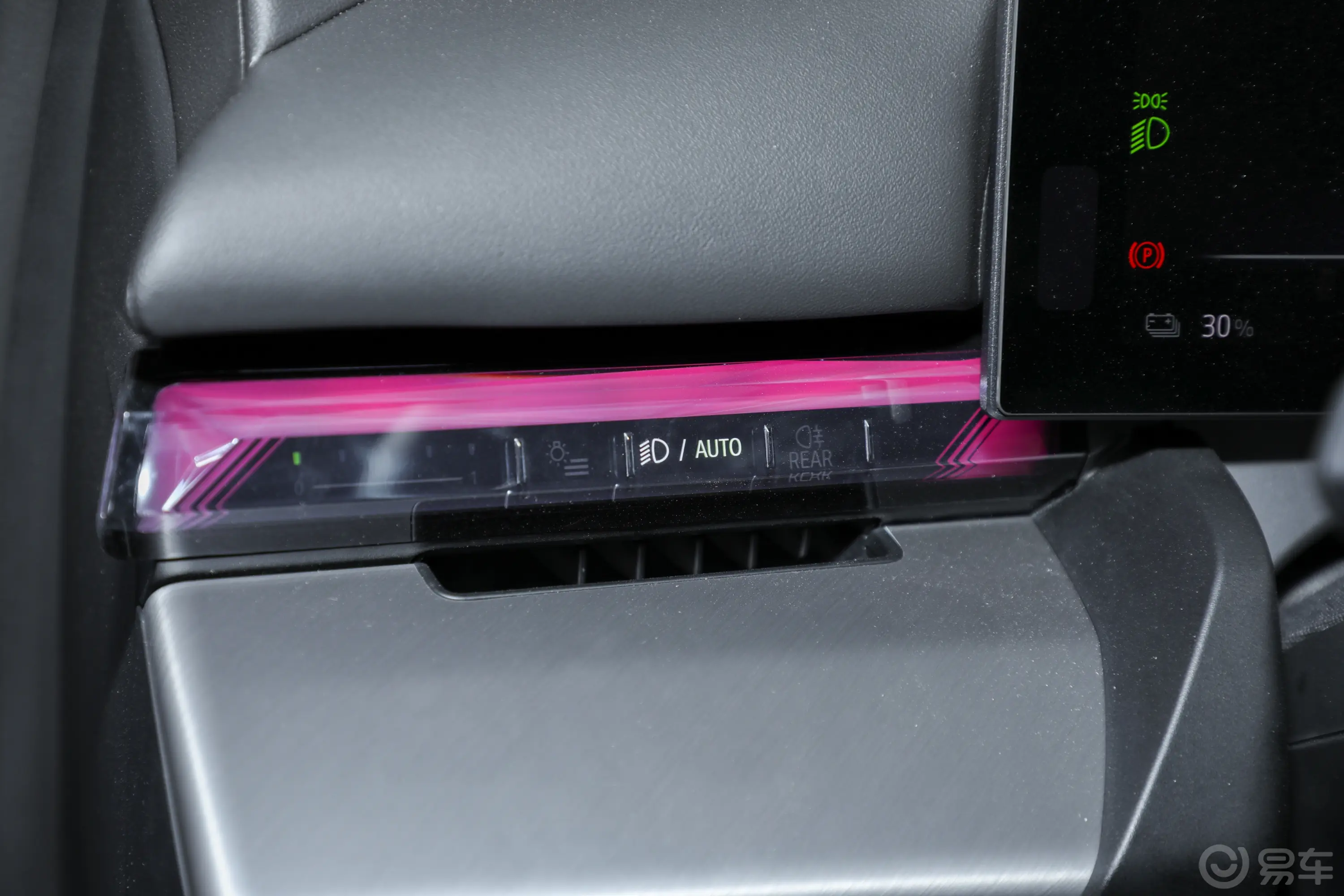 宝马i5eDrive 35L 尊享型 M运动套装灯光控制区