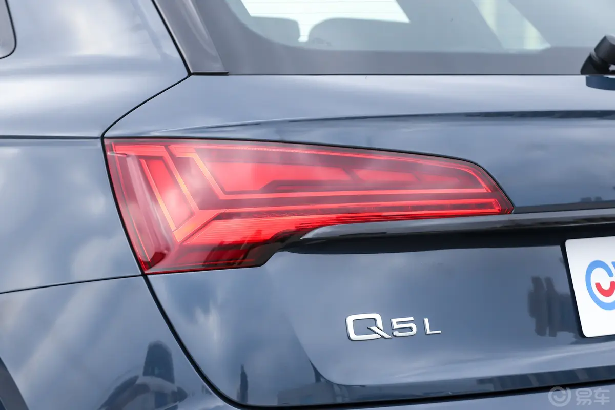 奥迪Q5L40 TFSI 豪华动感型外观灯组