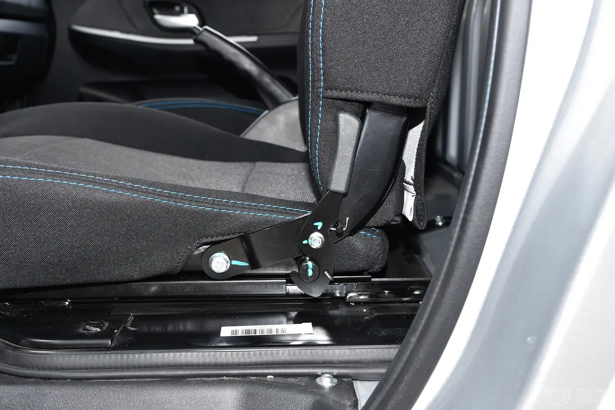 瑞驰新能源EC31263km 冷藏车标准版主驾座椅调节