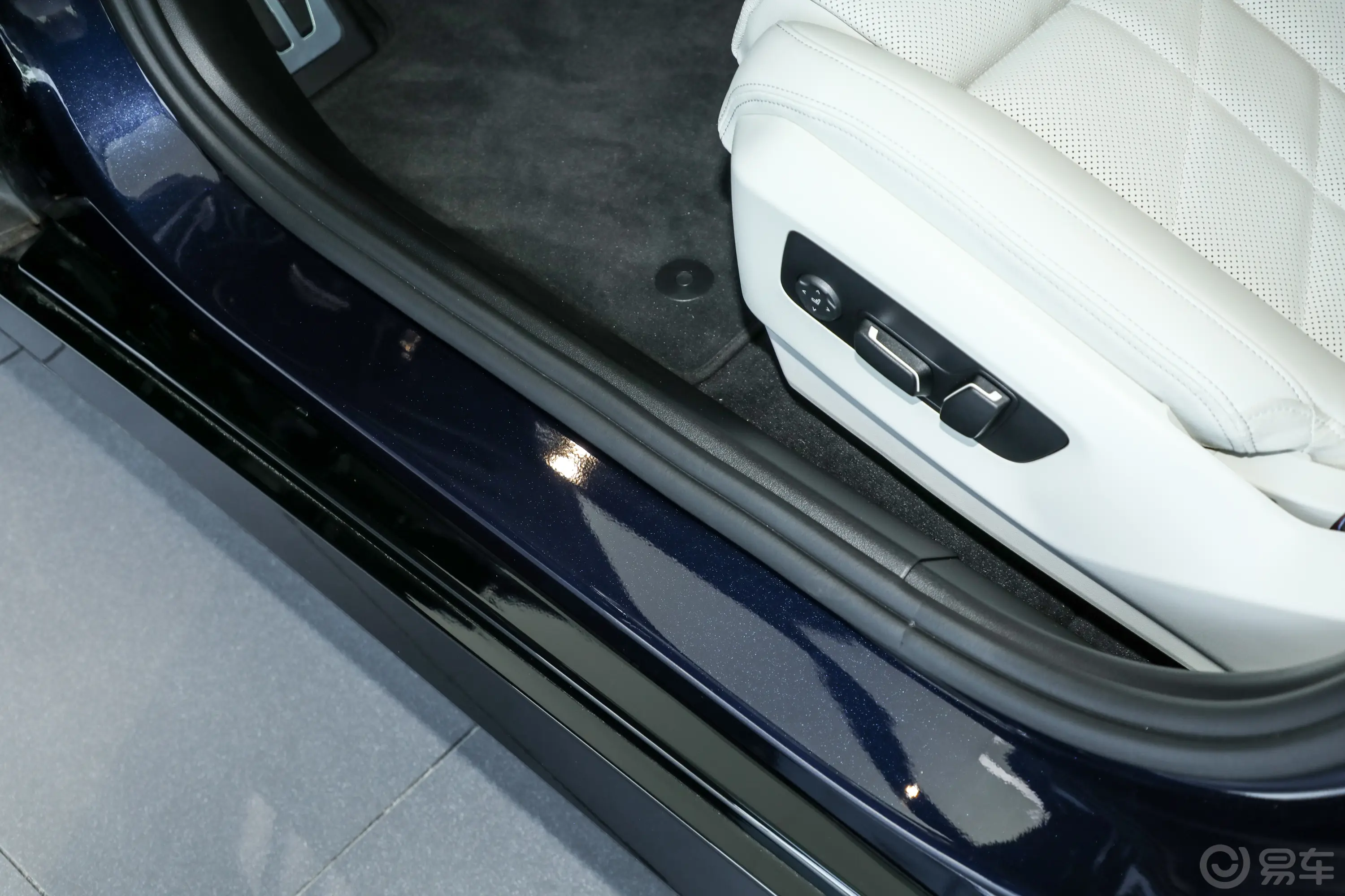 宝马i5(进口)xDrive M60前排迎宾踏板