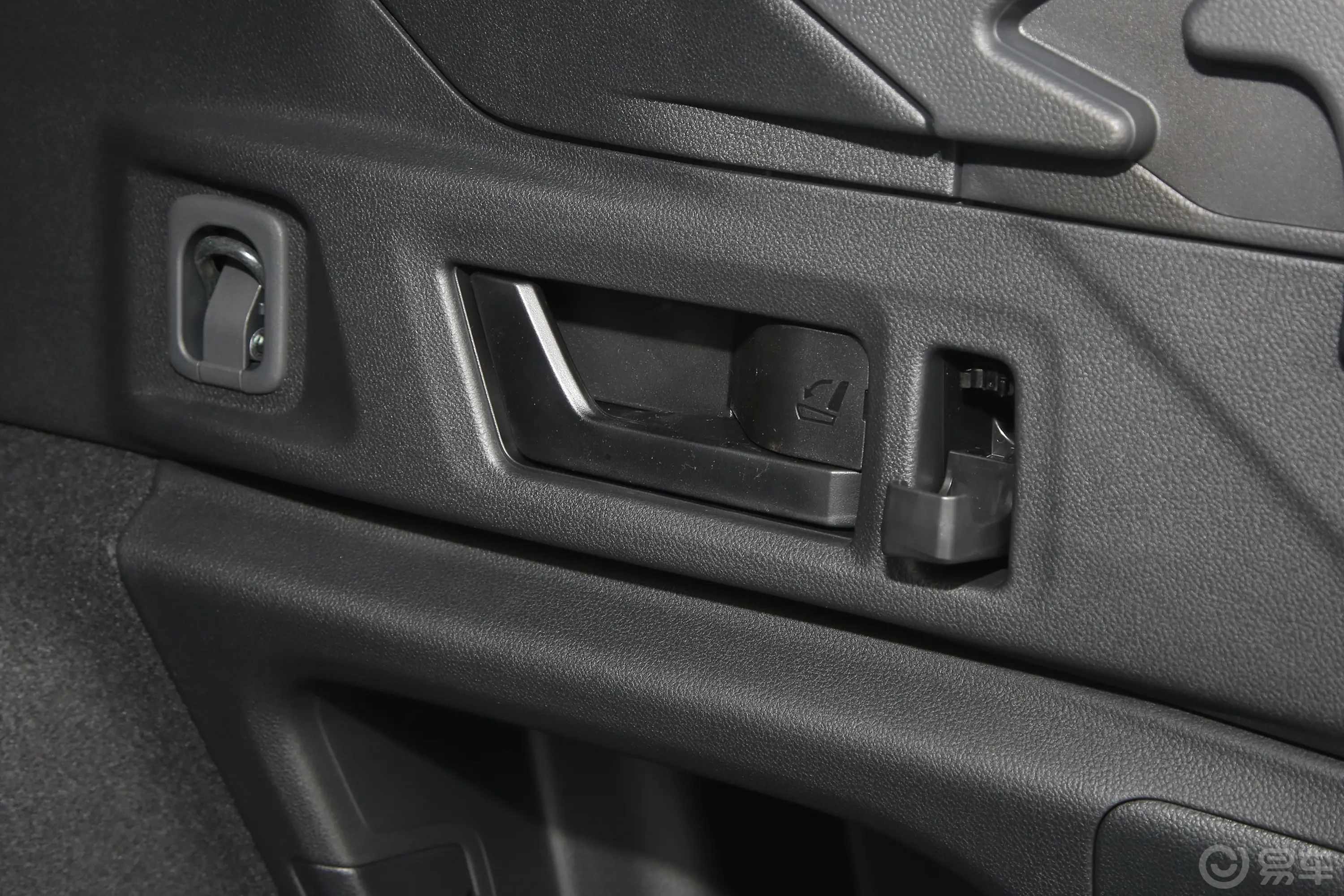 傲虎2.5i AWD旷野限定版EyeSight后备箱内座椅放倒按钮
