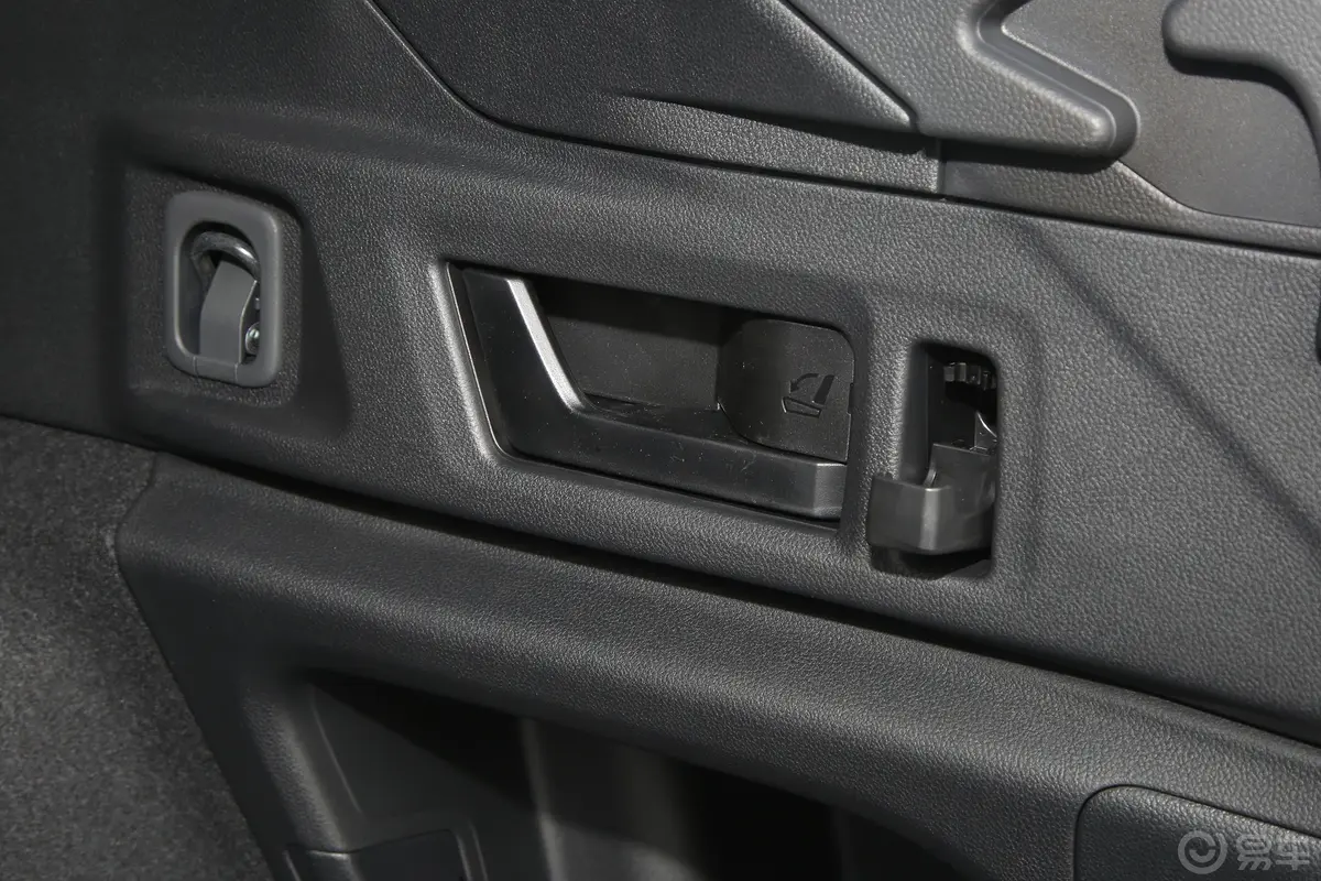 傲虎2.5i AWD旷野限定版EyeSight后备箱内座椅放倒按钮