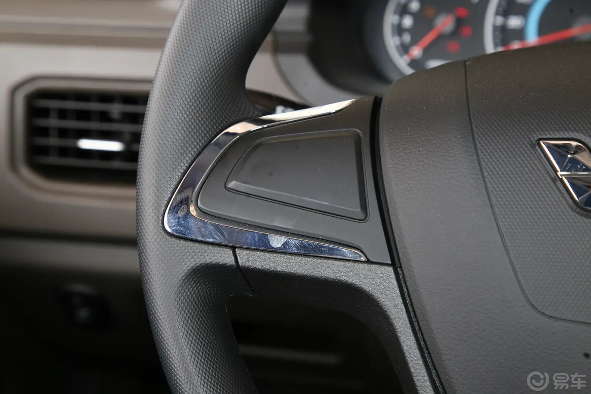 五菱荣光新卡2.0L 单排超长版后双轮舒适型 2座左侧方向盘功能按键
