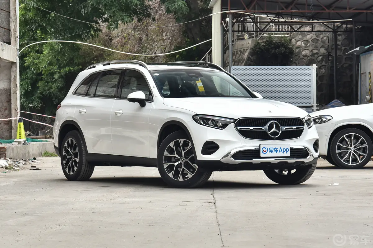 奔驰GLCGLC 260 L 4MATIC 动感型 5座侧前45度车头向右水平