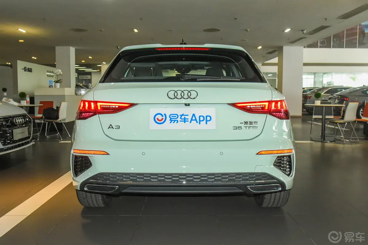 奥迪A3Sportback 35 TFSI 时尚运动型正后水平