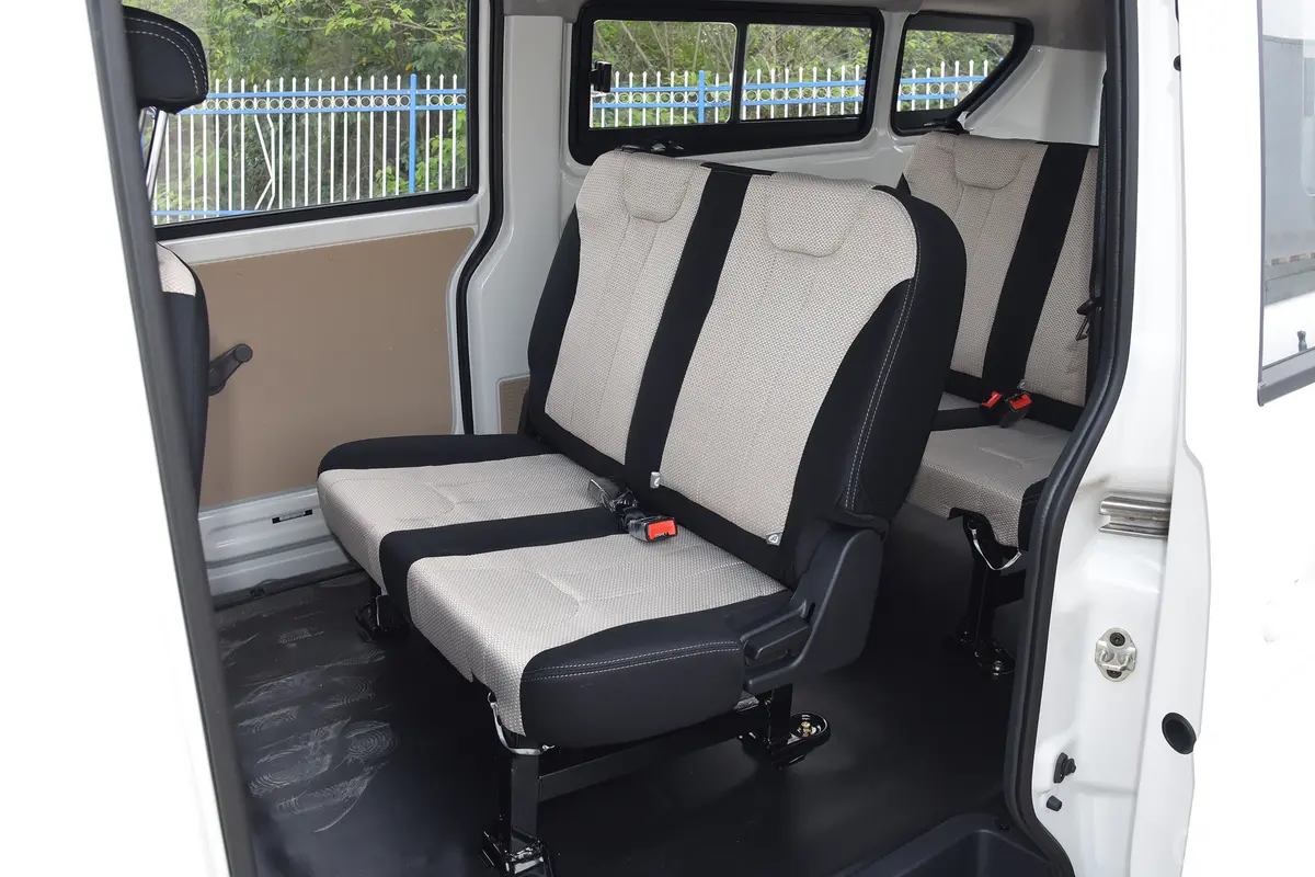 跨越星V7 EV251km 客车对开门舒适型 6座后排座椅
