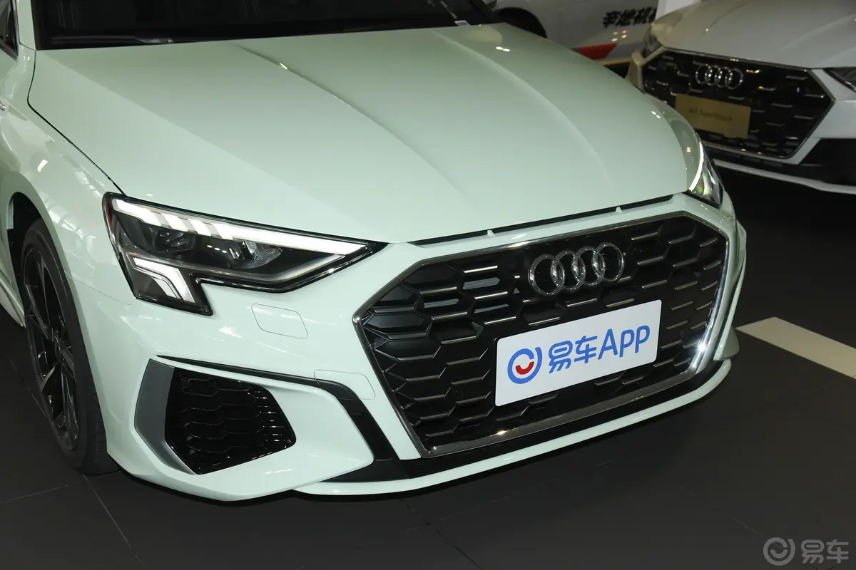 奥迪A3Sportback 35 TFSI 时尚运动型前格栅侧俯拍