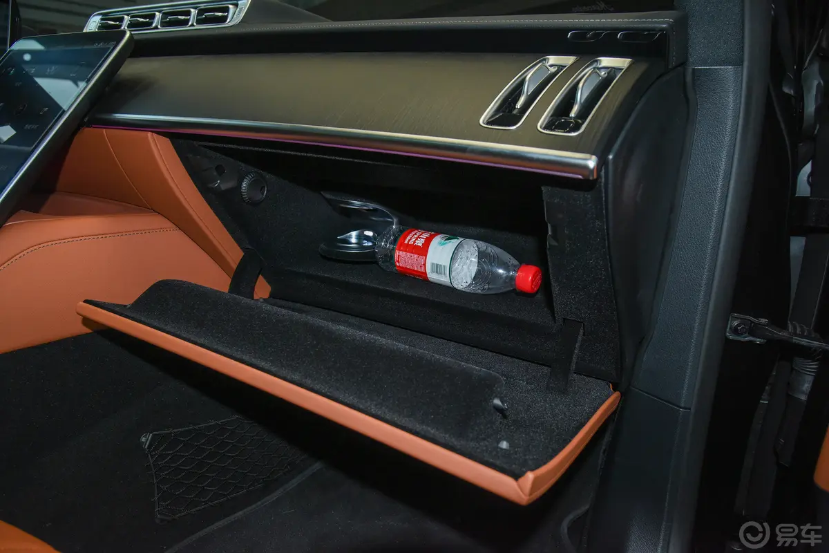 奔驰S级改款 S 400 L 商务型手套箱空间水瓶横置