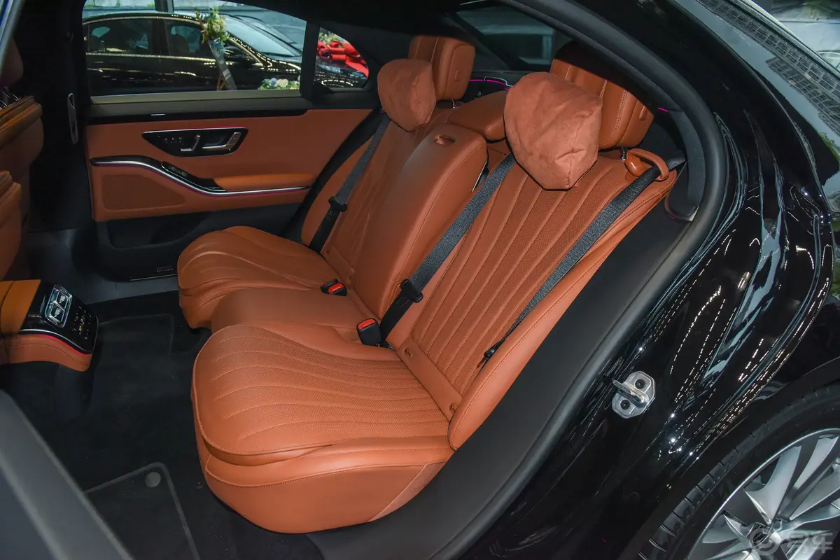 奔驰S级改款 S 400 L 商务型后排座椅