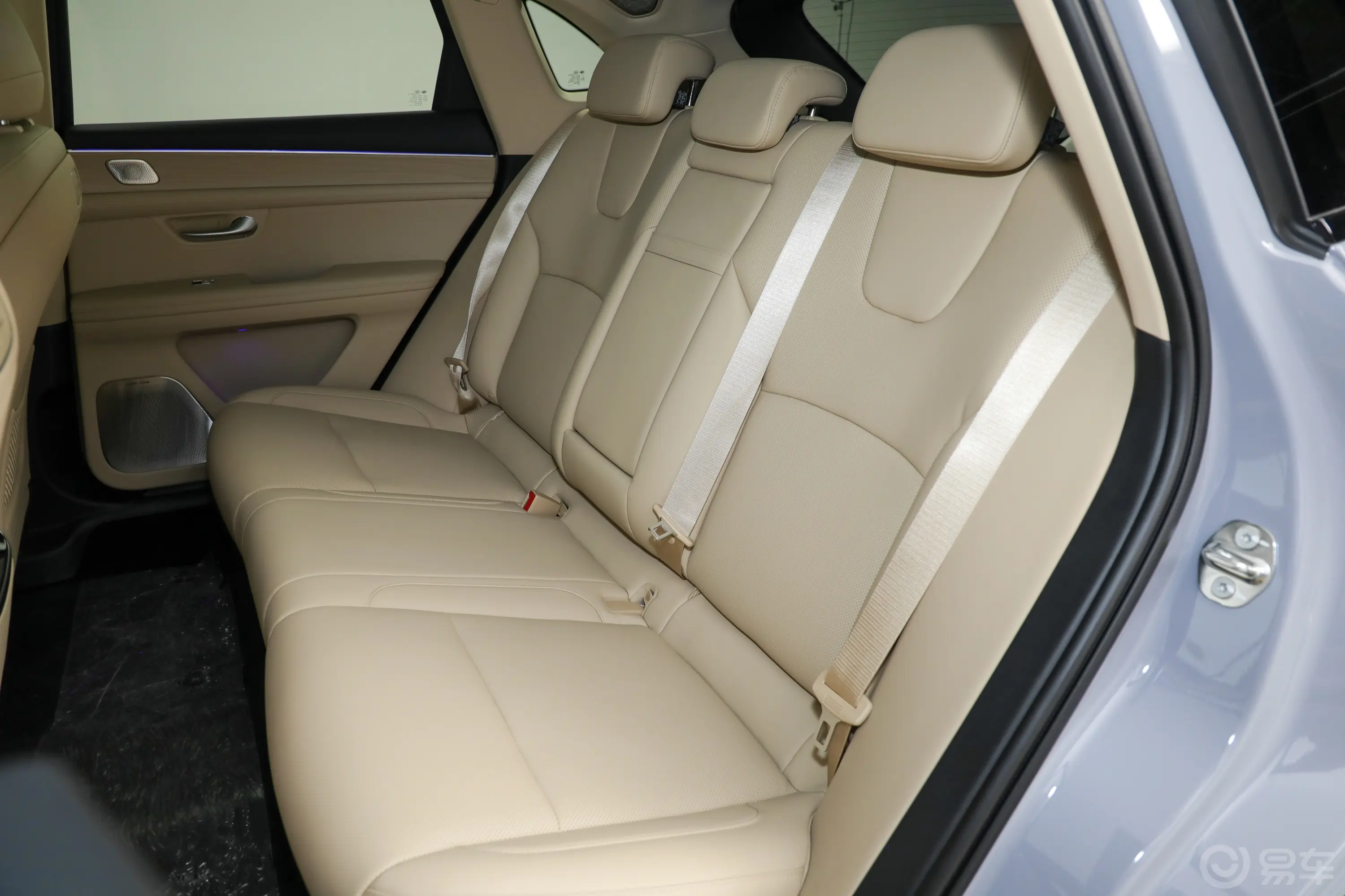问界M5增程版 230km Max RS 四驱高阶智驾版后排座椅