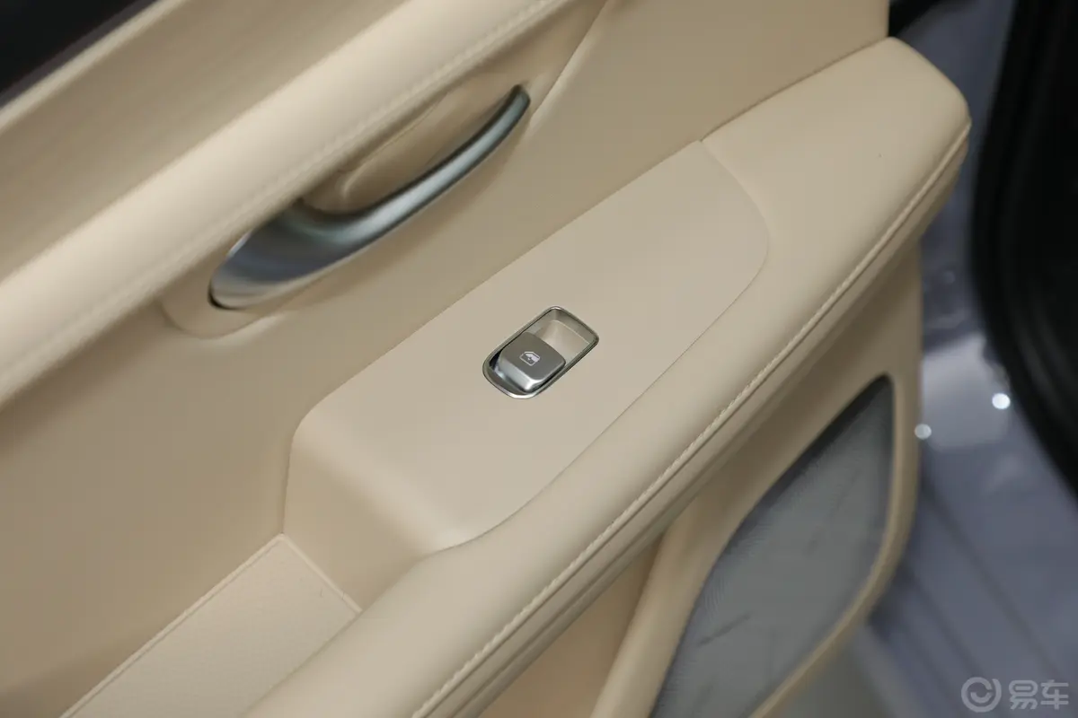 问界M5增程版 230km Max RS 四驱高阶智驾版后车窗调节