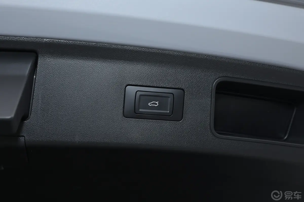 问界M5增程版 230km Max RS 四驱高阶智驾版电动尾门按键（手动扶手）