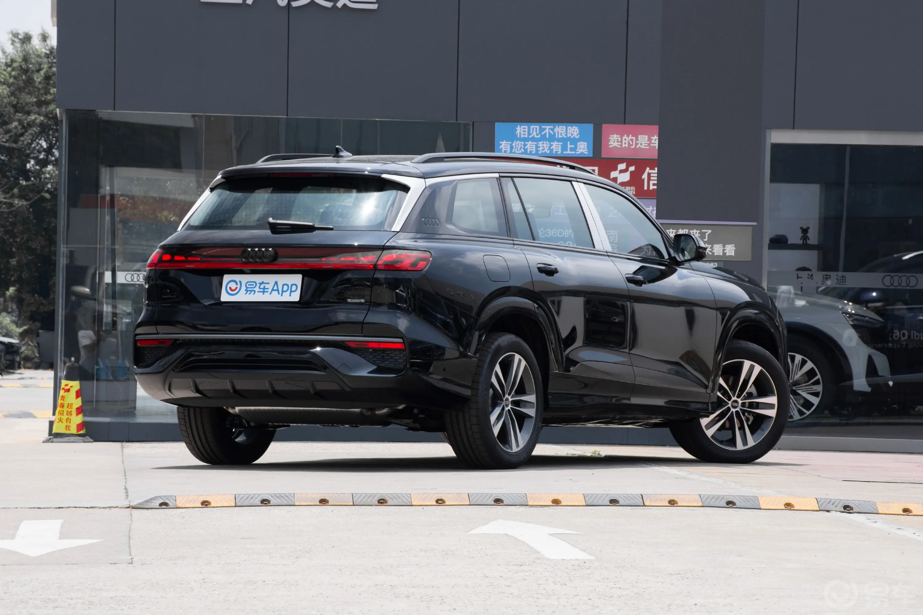 奥迪Q645 TFSI quattro 齐云型 飞骑套装 7座侧后45度车头向右水平