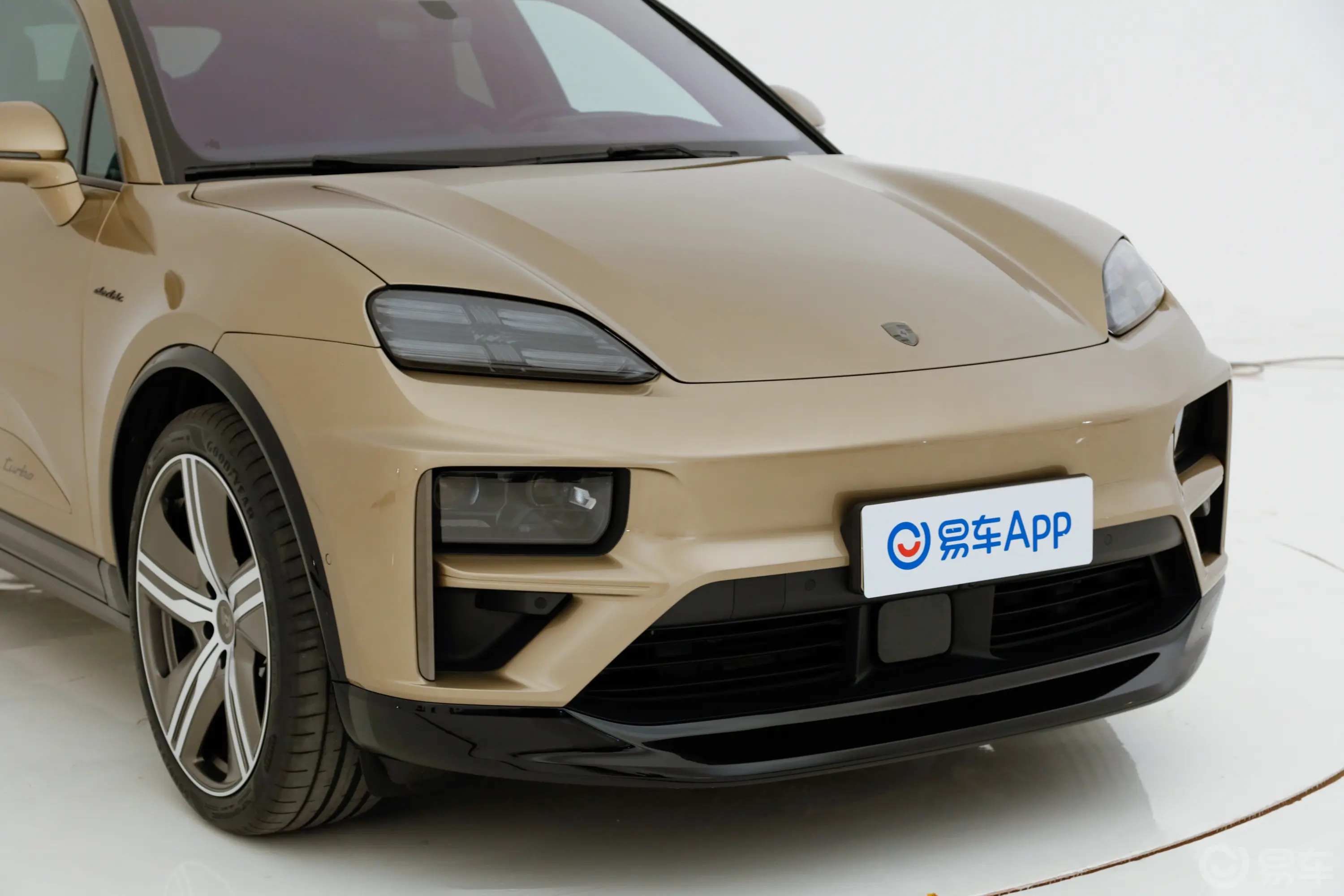 Macan 纯电动Macan Turbo前格栅侧俯拍