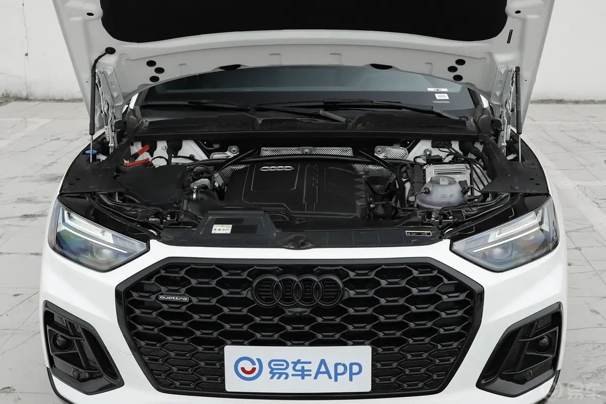 奥迪Q5L Sportback40 TFSI 豪华型发动机舱整体