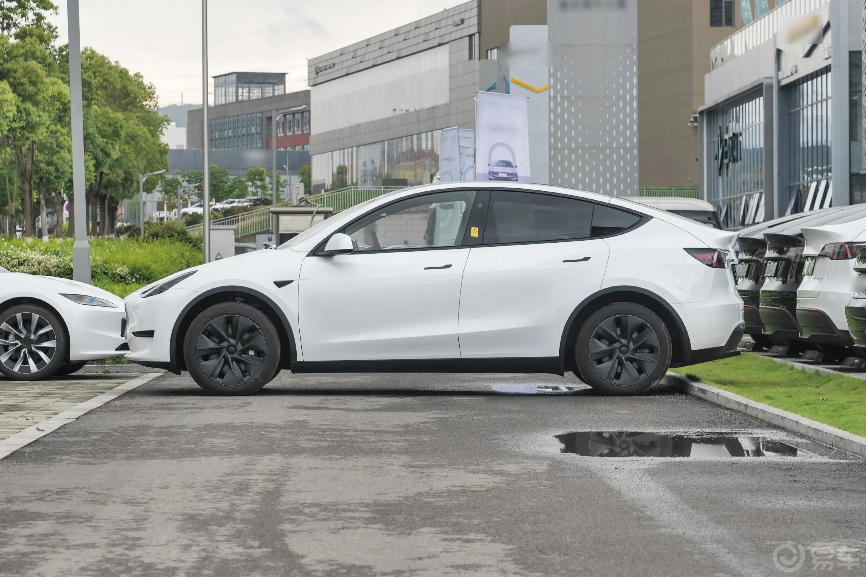 Model Y554km 后轮驱动版正侧车头向左水平