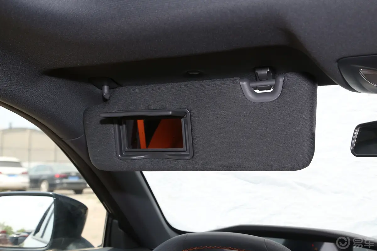长安UNI-V2.0T 经典运动型驾驶位遮阳板