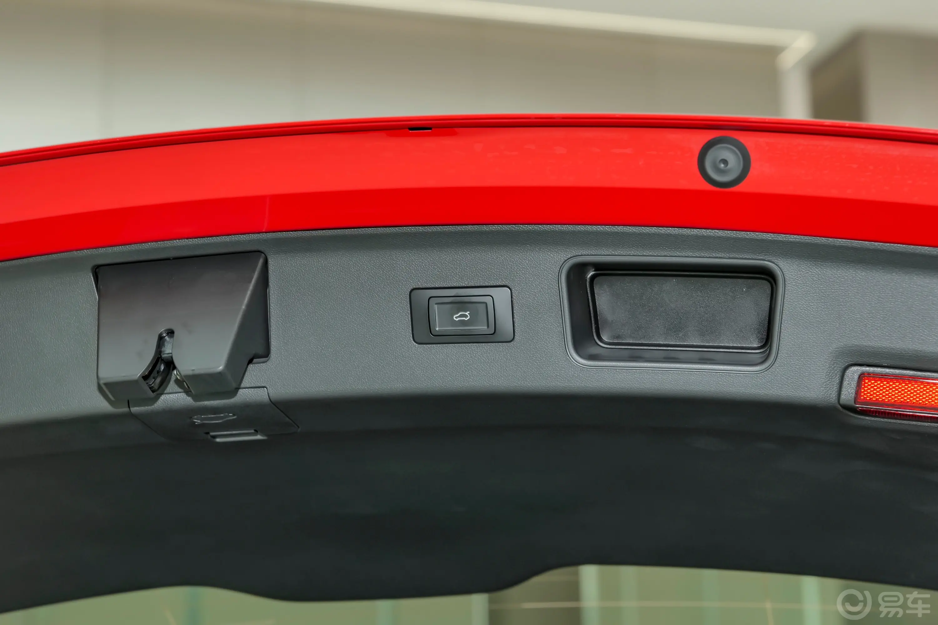 问界M5增程版 230km Max RS 四驱高阶智驾版电动尾门按键（手动扶手）