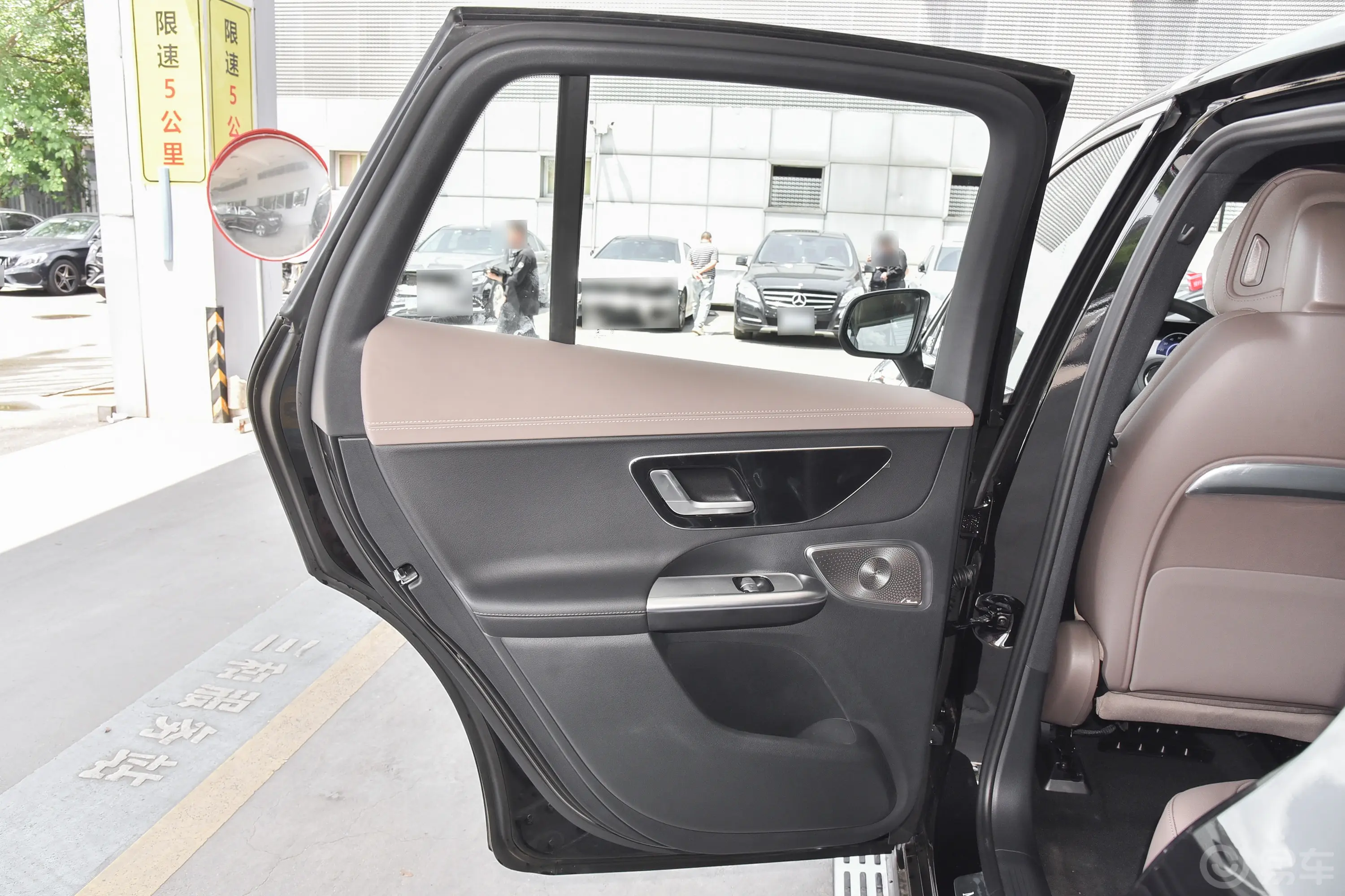 奔驰EQE SUV500 4MATIC 豪华版驾驶员侧后车门