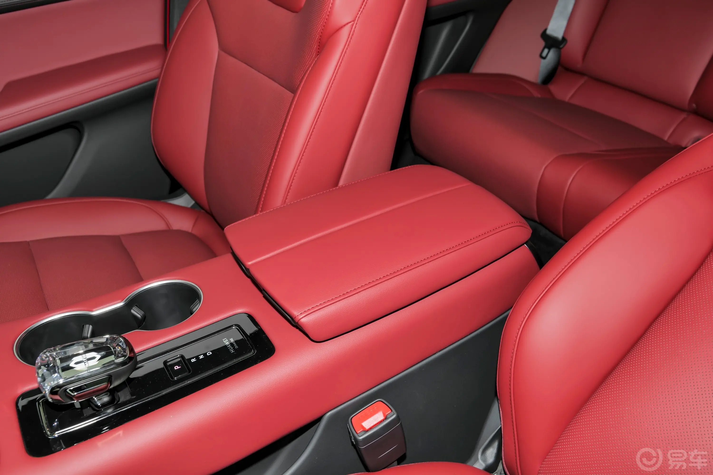 问界M5增程版 230km Max RS 四驱高阶智驾版前排中央扶手